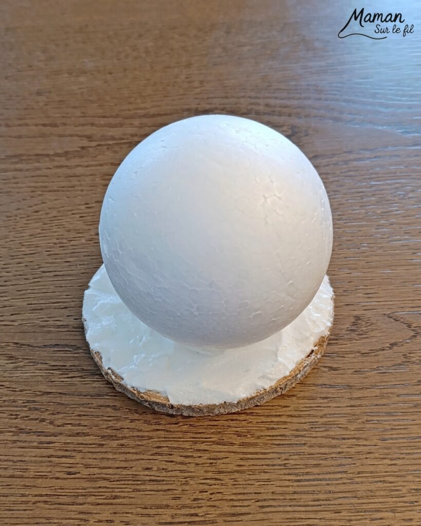 Fabriquer un bonhomme de neige avec des boules de polystyrène : activité créative et manuelle enfants - Le tutoriel et le matériel créatif vient de chez 10 Doigts - Pâte Effet neige, rondin de bois, collage - Bras branches en fils chenille - Gros yeux pour visage rigolo - Bonnet de Noël - Bricolage et décoration DIY - Bricolage Fait maison, décoration - Kit tout compris - Thème Hiver, froid, neige, Noël - Bricolage sympa et facile - Arts visuels Maternelle et cycle 2 - Maternelle et élémentaire - Créativité - Cycle 1 ou 2 - tutoriel photos - mslf