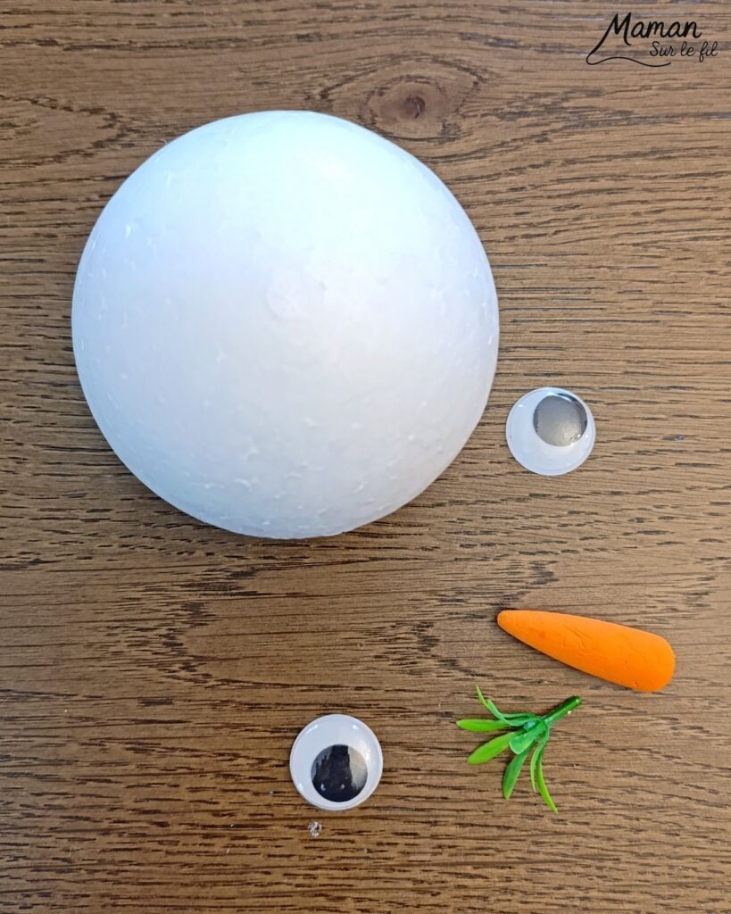 Fabriquer un bonhomme de neige avec des boules de polystyrène : activité créative et manuelle enfants - Le tutoriel et le matériel créatif vient de chez 10 Doigts - Pâte Effet neige, rondin de bois, collage - Bras branches en fils chenille - Gros yeux pour visage rigolo - Bonnet de Noël - Bricolage et décoration DIY - Bricolage Fait maison, décoration - Kit tout compris - Thème Hiver, froid, neige, Noël - Bricolage sympa et facile - Arts visuels Maternelle et cycle 2 - Maternelle et élémentaire - Créativité - Cycle 1 ou 2 - tutoriel photos - mslf