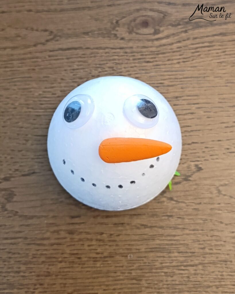 Fabriquer un bonhomme de neige avec des boules de polystyrène : activité créative et manuelle enfants - Le tutoriel et le matériel créatif vient de chez 10 Doigts - Pâte Effet neige, rondin de bois, collage - Bras branches en fils chenille - Gros yeux pour visage rigolo - Bonnet de Noël - Bricolage et décoration DIY - Bricolage Fait maison, décoration - Kit tout compris - Thème Hiver, froid, neige, Noël - Bricolage sympa et facile - Arts visuels Maternelle et cycle 2 - Maternelle et élémentaire - Créativité - Cycle 1 ou 2 - tutoriel photos - mslf