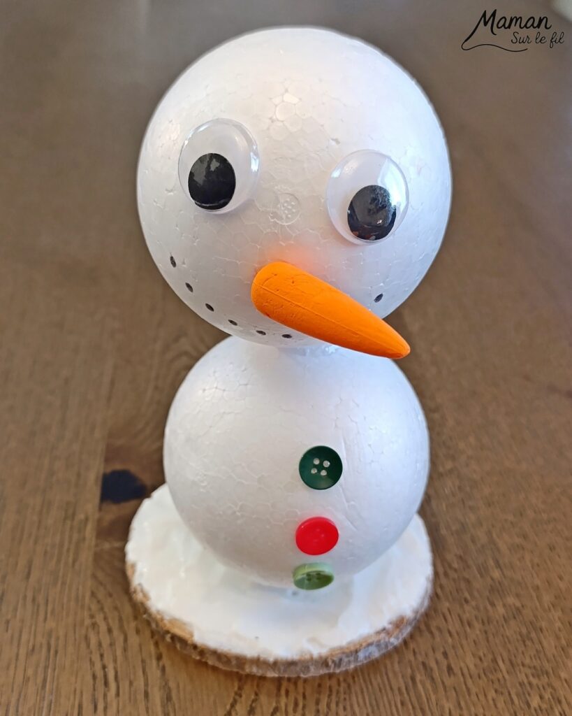 Fabriquer un bonhomme de neige avec des boules de polystyrène : activité créative et manuelle enfants - Le tutoriel et le matériel créatif vient de chez 10 Doigts - Pâte Effet neige, rondin de bois, collage - Bras branches en fils chenille - Gros yeux pour visage rigolo - Bonnet de Noël - Bricolage et décoration DIY - Bricolage Fait maison, décoration - Kit tout compris - Thème Hiver, froid, neige, Noël - Bricolage sympa et facile - Arts visuels Maternelle et cycle 2 - Maternelle et élémentaire - Créativité - Cycle 1 ou 2 - tutoriel photos - mslf