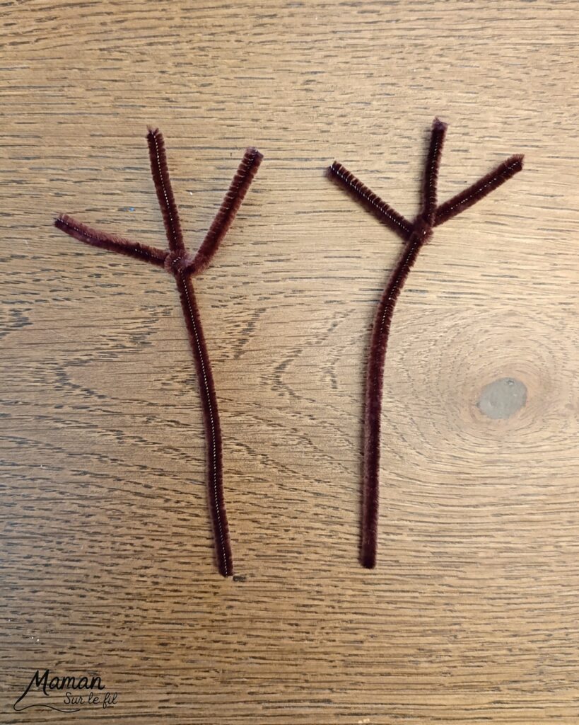 Fabriquer un bonhomme de neige avec des boules de polystyrène : activité créative et manuelle enfants - Le tutoriel et le matériel créatif vient de chez 10 Doigts - Pâte Effet neige, rondin de bois, collage - Bras branches en fils chenille - Gros yeux pour visage rigolo - Bonnet de Noël - Bricolage et décoration DIY - Bricolage Fait maison, décoration - Kit tout compris - Thème Hiver, froid, neige, Noël - Bricolage sympa et facile - Arts visuels Maternelle et cycle 2 - Maternelle et élémentaire - Créativité - Cycle 1 ou 2 - tutoriel photos - mslf