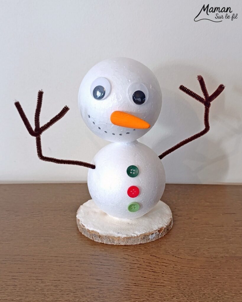 Fabriquer un bonhomme de neige avec des boules de polystyrène : activité créative et manuelle enfants - Le tutoriel et le matériel créatif vient de chez 10 Doigts - Pâte Effet neige, rondin de bois, collage - Bras branches en fils chenille - Gros yeux pour visage rigolo - Bonnet de Noël - Bricolage et décoration DIY - Bricolage Fait maison, décoration - Kit tout compris - Thème Hiver, froid, neige, Noël - Bricolage sympa et facile - Arts visuels Maternelle et cycle 2 - Maternelle et élémentaire - Créativité - Cycle 1 ou 2 - tutoriel photos - mslf