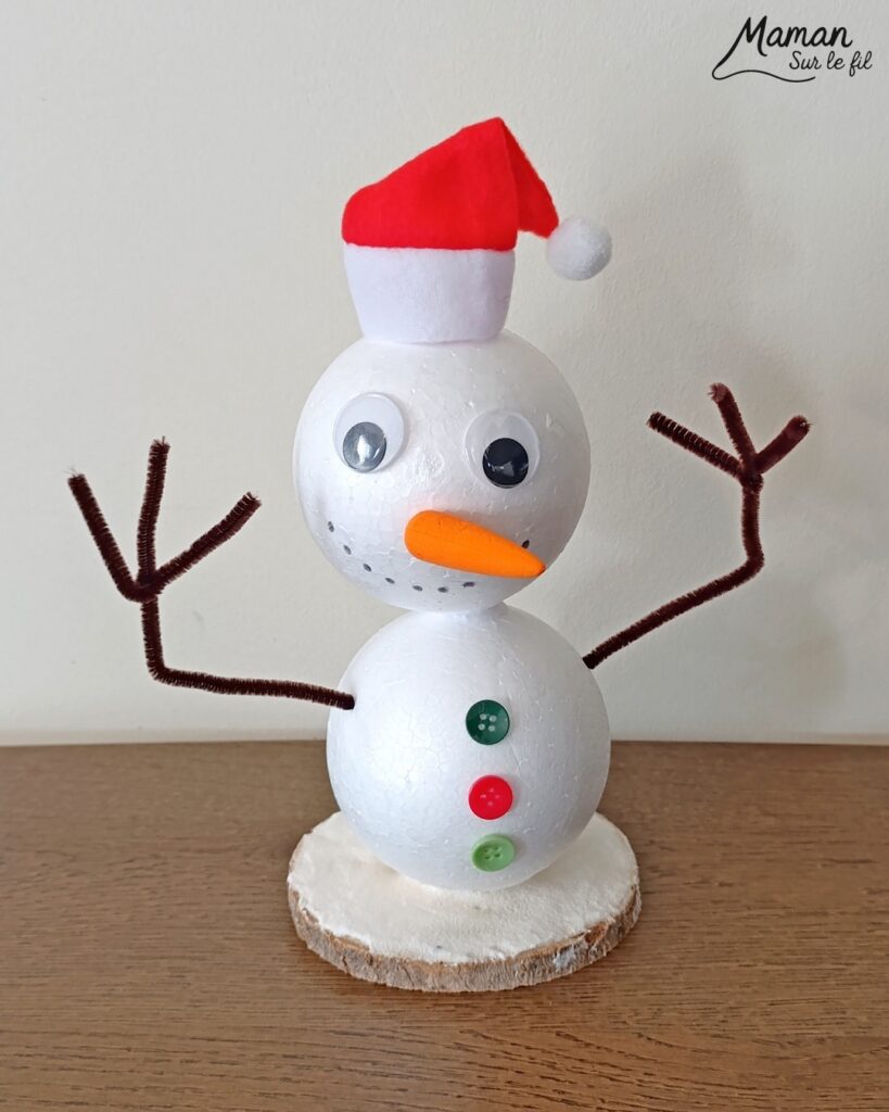 Fabriquer un bonhomme de neige avec des boules de polystyrène : activité créative et manuelle enfants - Le tutoriel et le matériel créatif vient de chez 10 Doigts - Pâte Effet neige, rondin de bois, collage - Bras branches en fils chenille - Gros yeux pour visage rigolo - Bonnet de Noël - Bricolage et décoration DIY - Bricolage Fait maison, décoration - Kit tout compris - Thème Hiver, froid, neige, Noël - Bricolage sympa et facile - Arts visuels Maternelle et cycle 2 - Maternelle et élémentaire - Créativité - Cycle 1 ou 2 - tutoriel photos - mslf