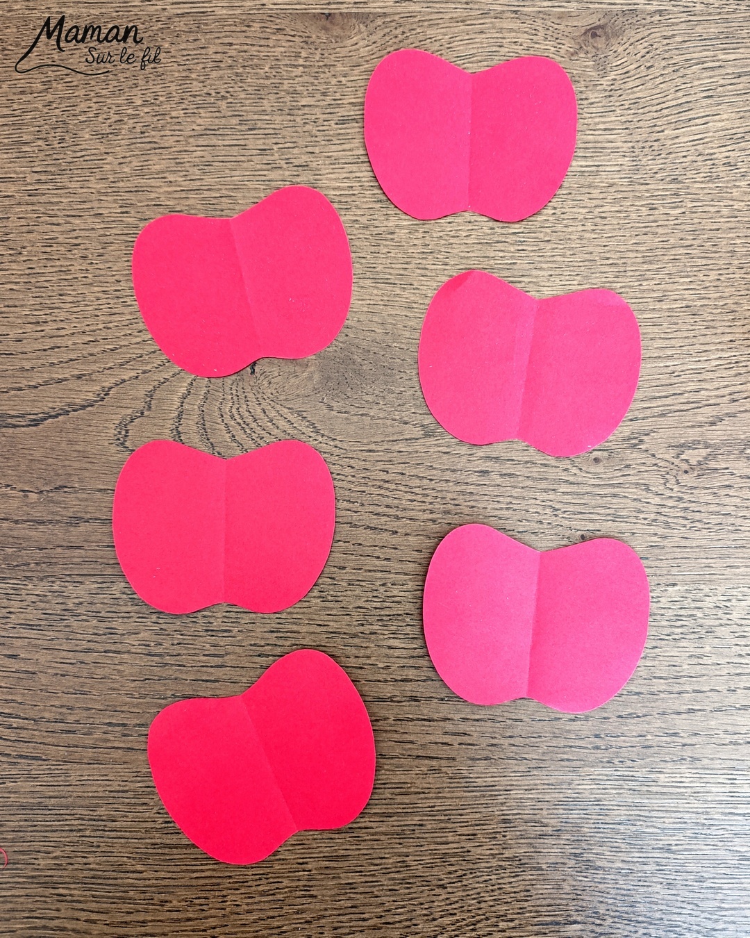 Fabriquer une fée pomme à suspendre : activité créative, papier et manuelle enfants - Pomme en volume en découpant et collant plusieurs pommes - Découpage, collage - Tête et pieds avec des perles en bois - Suspension avec un morceau de laine - Ailes de la fée comme des feuilles - Bricolage et décoration DIY et facile - Bricolage Fait maison, décoration - Thème pommes, fruits et légumes, potager, verger, automne, printemps, créatures légendaires, imaginaires, fées - Bricolage sympa et facile - Arts visuels Maternelle et cycle 2 - Maternelle et élémentaire - Créativité - Cycle 1 ou 2 - tutoriel photos - mslf