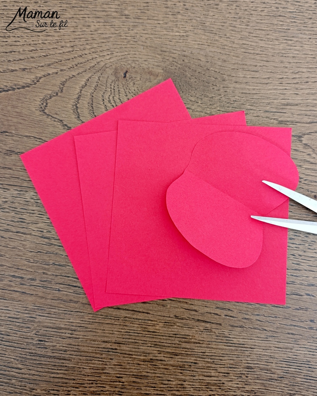 Fabriquer une fée pomme à suspendre : activité créative, papier et manuelle enfants - Pomme en volume en découpant et collant plusieurs pommes - Découpage, collage - Tête et pieds avec des perles en bois - Suspension avec un morceau de laine - Ailes de la fée comme des feuilles - Bricolage et décoration DIY et facile - Bricolage Fait maison, décoration - Thème pommes, fruits et légumes, potager, verger, automne, printemps, créatures légendaires, imaginaires, fées - Bricolage sympa et facile - Arts visuels Maternelle et cycle 2 - Maternelle et élémentaire - Créativité - Cycle 1 ou 2 - tutoriel photos - mslf