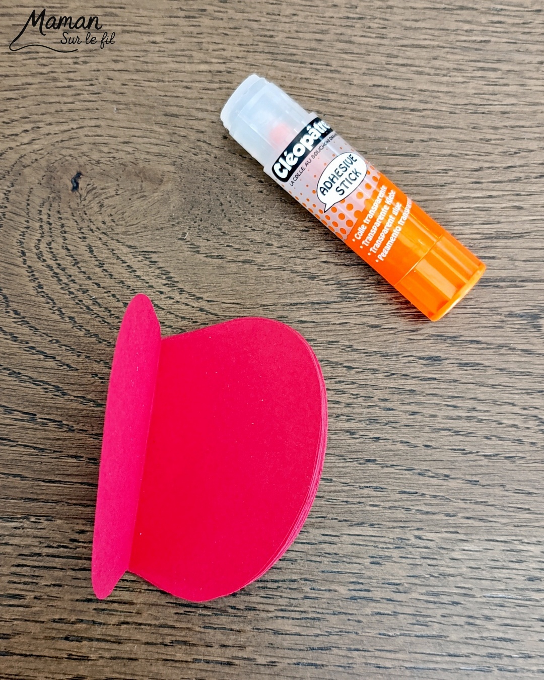 Fabriquer une fée pomme à suspendre : activité créative, papier et manuelle enfants - Pomme en volume en découpant et collant plusieurs pommes - Découpage, collage - Tête et pieds avec des perles en bois - Suspension avec un morceau de laine - Ailes de la fée comme des feuilles - Bricolage et décoration DIY et facile - Bricolage Fait maison, décoration - Thème pommes, fruits et légumes, potager, verger, automne, printemps, créatures légendaires, imaginaires, fées - Bricolage sympa et facile - Arts visuels Maternelle et cycle 2 - Maternelle et élémentaire - Créativité - Cycle 1 ou 2 - tutoriel photos - mslf