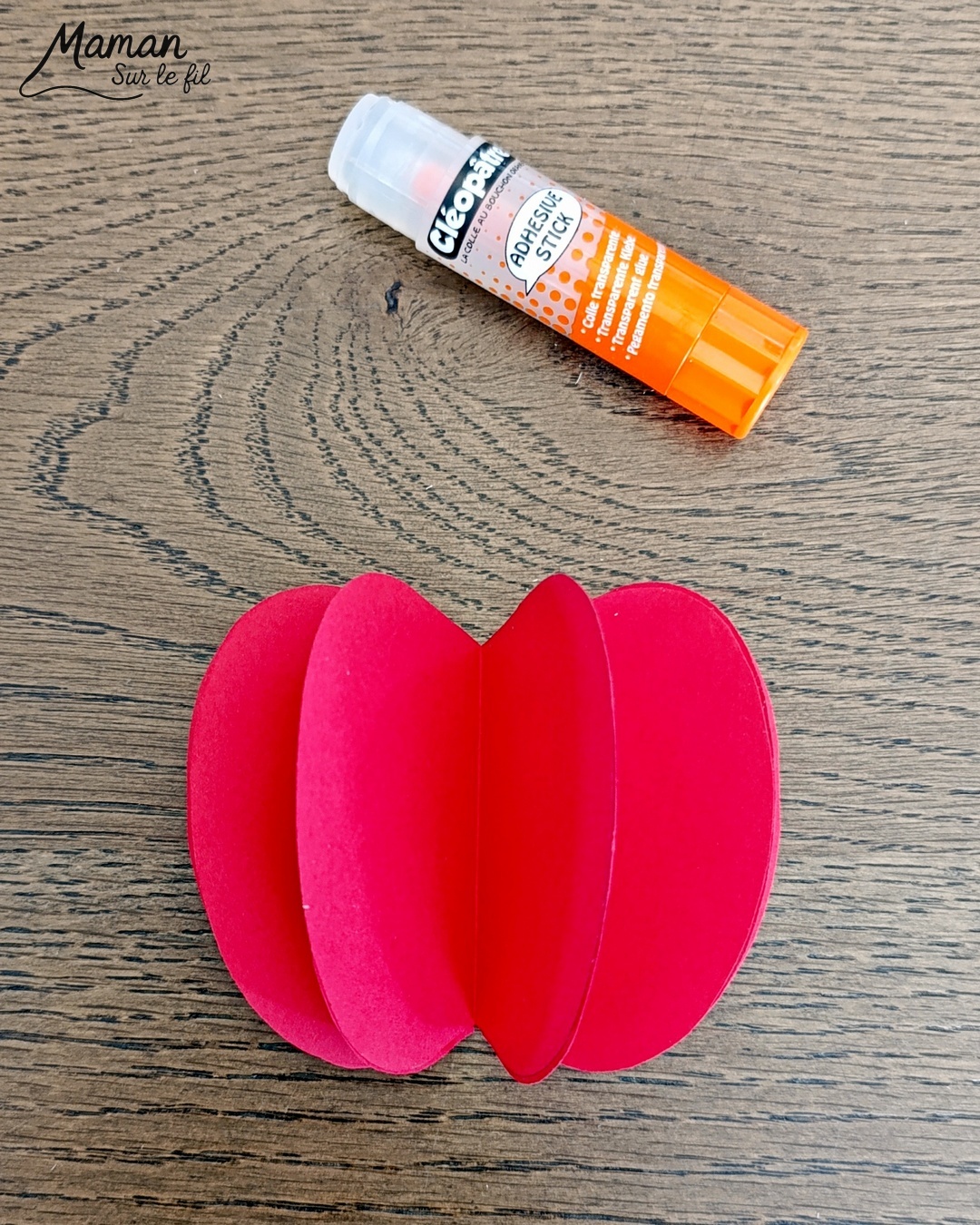 Fabriquer une fée pomme à suspendre : activité créative, papier et manuelle enfants - Pomme en volume en découpant et collant plusieurs pommes - Découpage, collage - Tête et pieds avec des perles en bois - Suspension avec un morceau de laine - Ailes de la fée comme des feuilles - Bricolage et décoration DIY et facile - Bricolage Fait maison, décoration - Thème pommes, fruits et légumes, potager, verger, automne, printemps, créatures légendaires, imaginaires, fées - Bricolage sympa et facile - Arts visuels Maternelle et cycle 2 - Maternelle et élémentaire - Créativité - Cycle 1 ou 2 - tutoriel photos - mslf