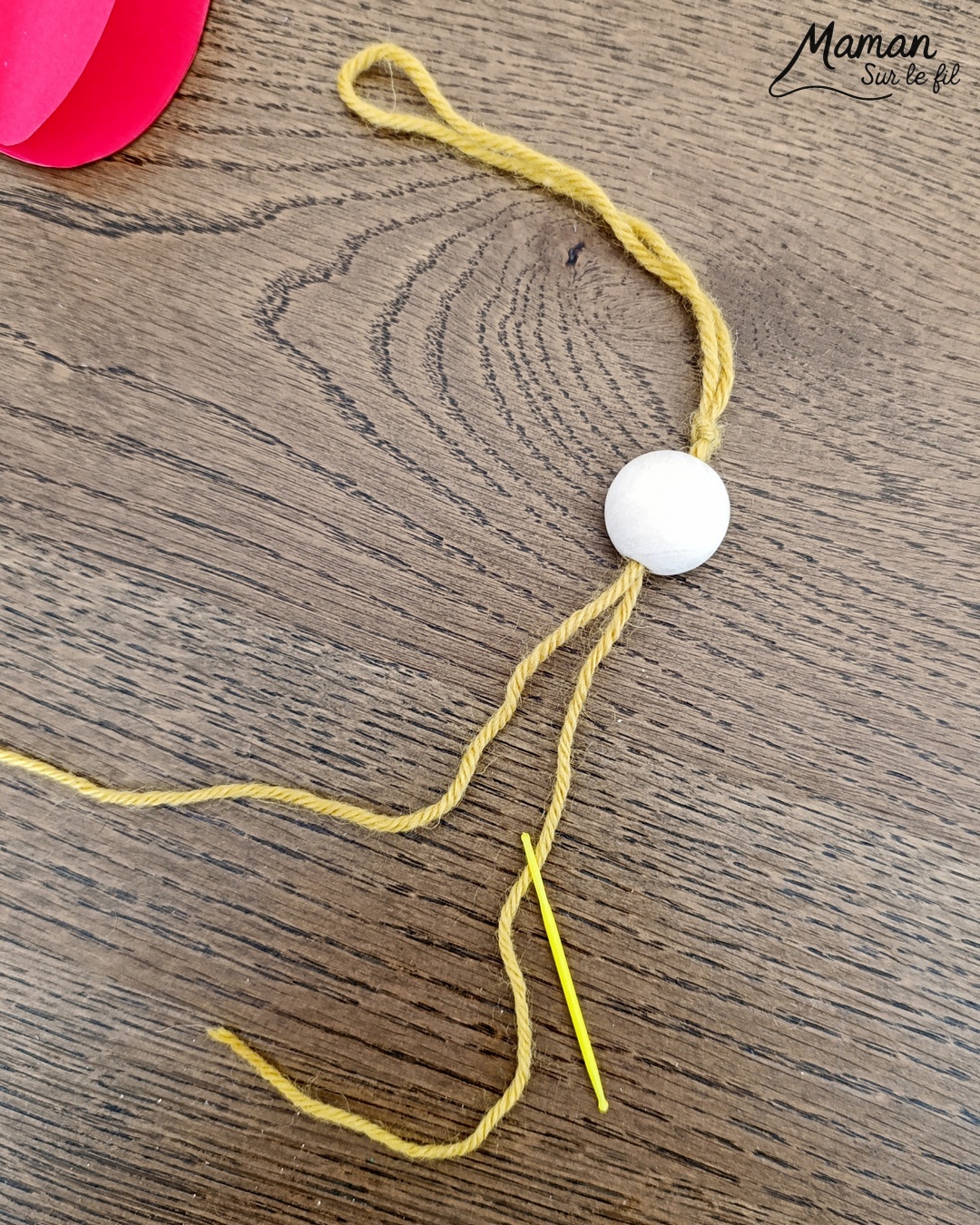 Fabriquer une fée pomme à suspendre : activité créative, papier et manuelle enfants - Pomme en volume en découpant et collant plusieurs pommes - Découpage, collage - Tête et pieds avec des perles en bois - Suspension avec un morceau de laine - Ailes de la fée comme des feuilles - Bricolage et décoration DIY et facile - Bricolage Fait maison, décoration - Thème pommes, fruits et légumes, potager, verger, automne, printemps, créatures légendaires, imaginaires, fées - Bricolage sympa et facile - Arts visuels Maternelle et cycle 2 - Maternelle et élémentaire - Créativité - Cycle 1 ou 2 - tutoriel photos - mslf