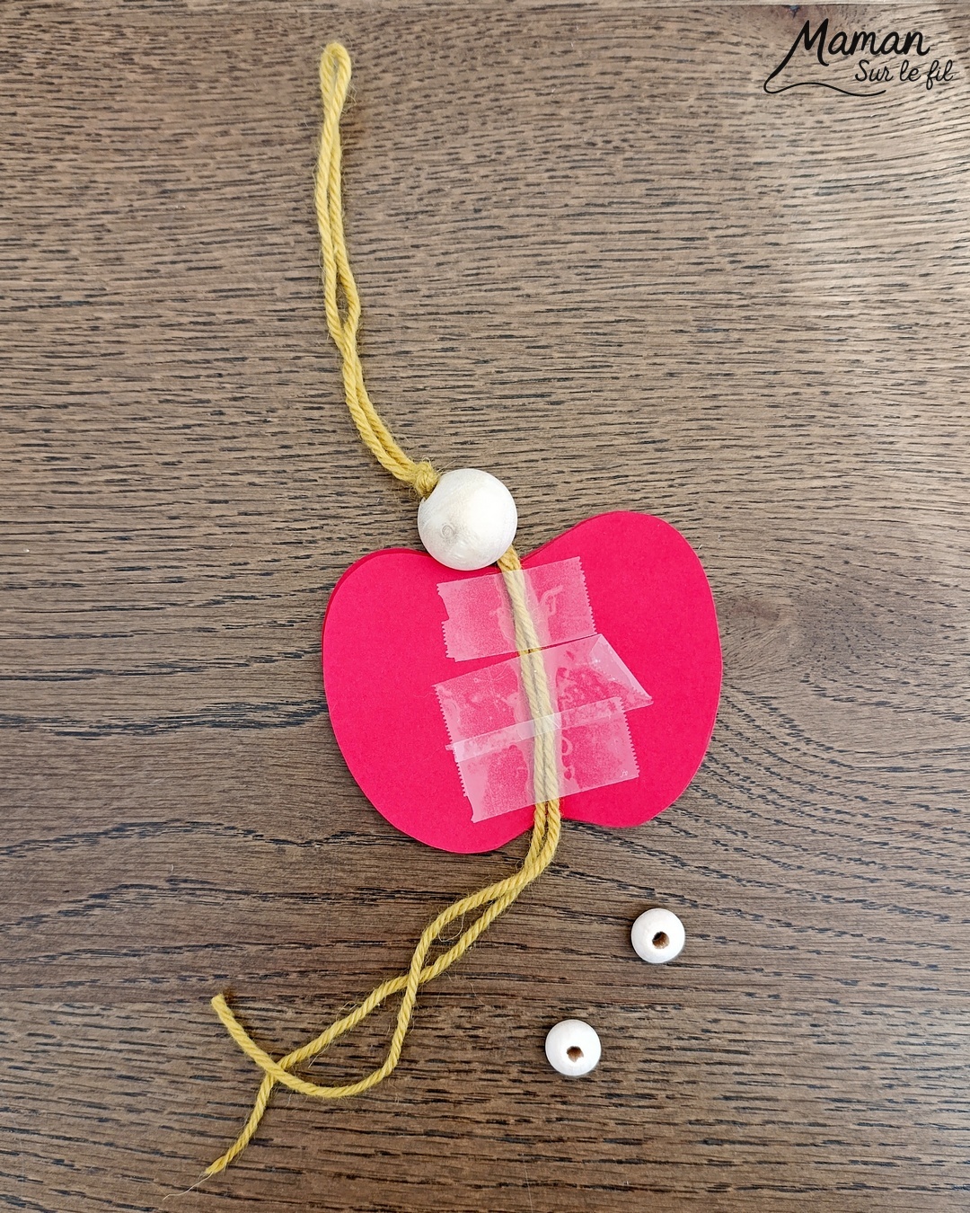 Fabriquer une fée pomme à suspendre : activité créative, papier et manuelle enfants - Pomme en volume en découpant et collant plusieurs pommes - Découpage, collage - Tête et pieds avec des perles en bois - Suspension avec un morceau de laine - Ailes de la fée comme des feuilles - Bricolage et décoration DIY et facile - Bricolage Fait maison, décoration - Thème pommes, fruits et légumes, potager, verger, automne, printemps, créatures légendaires, imaginaires, fées - Bricolage sympa et facile - Arts visuels Maternelle et cycle 2 - Maternelle et élémentaire - Créativité - Cycle 1 ou 2 - tutoriel photos - mslf