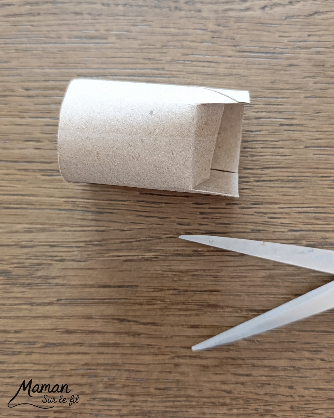 Fabriquer un jeu DIY : les tasses de Noël à empiler : activité créative, récup' et manuelle enfants - Tasses aux couleurs de Noël fabriquées avec des rouleaux de PQ - Recyclage, surcyclage de rouleaux de papier toilette en carton - Peinture, gommettes - - Jeu fait maison - Sens de l'équilibre - Empiler les tasses sans les faire tomber - Vert, rouge, blanc - Bricolage et décoration DIY et facile - Bricolage Fait maison, décoration - Thème Noël, fêtes de fin d'année, hiver, boissons chaudes - Bricolage sympa et facile - Arts visuels Maternelle et cycle 2 - Maternelle et élémentaire - Créativité - Cycle 1 ou 2 - tutoriel photos et vidéo - mslf