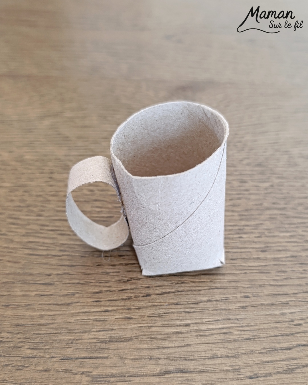 Fabriquer un jeu DIY : les tasses de Noël à empiler : activité créative, récup' et manuelle enfants - Tasses aux couleurs de Noël fabriquées avec des rouleaux de PQ - Recyclage, surcyclage de rouleaux de papier toilette en carton - Peinture, gommettes - - Jeu fait maison - Sens de l'équilibre - Empiler les tasses sans les faire tomber - Vert, rouge, blanc - Bricolage et décoration DIY et facile - Bricolage Fait maison, décoration - Thème Noël, fêtes de fin d'année, hiver, boissons chaudes - Bricolage sympa et facile - Arts visuels Maternelle et cycle 2 - Maternelle et élémentaire - Créativité - Cycle 1 ou 2 - tutoriel photos et vidéo - mslf