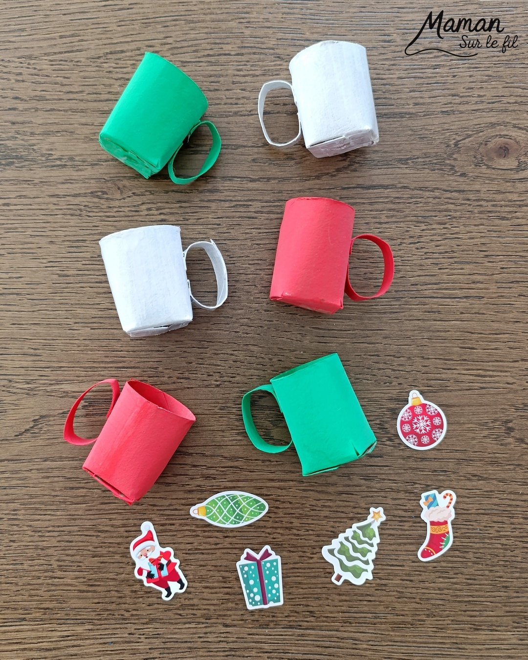 Fabriquer un jeu DIY : les tasses de Noël à empiler : activité créative, récup' et manuelle enfants - Tasses aux couleurs de Noël fabriquées avec des rouleaux de PQ - Recyclage, surcyclage de rouleaux de papier toilette en carton - Peinture, gommettes - - Jeu fait maison - Sens de l'équilibre - Empiler les tasses sans les faire tomber - Vert, rouge, blanc - Bricolage et décoration DIY et facile - Bricolage Fait maison, décoration - Thème Noël, fêtes de fin d'année, hiver, boissons chaudes - Bricolage sympa et facile - Arts visuels Maternelle et cycle 2 - Maternelle et élémentaire - Créativité - Cycle 1 ou 2 - tutoriel photos et vidéo - mslf