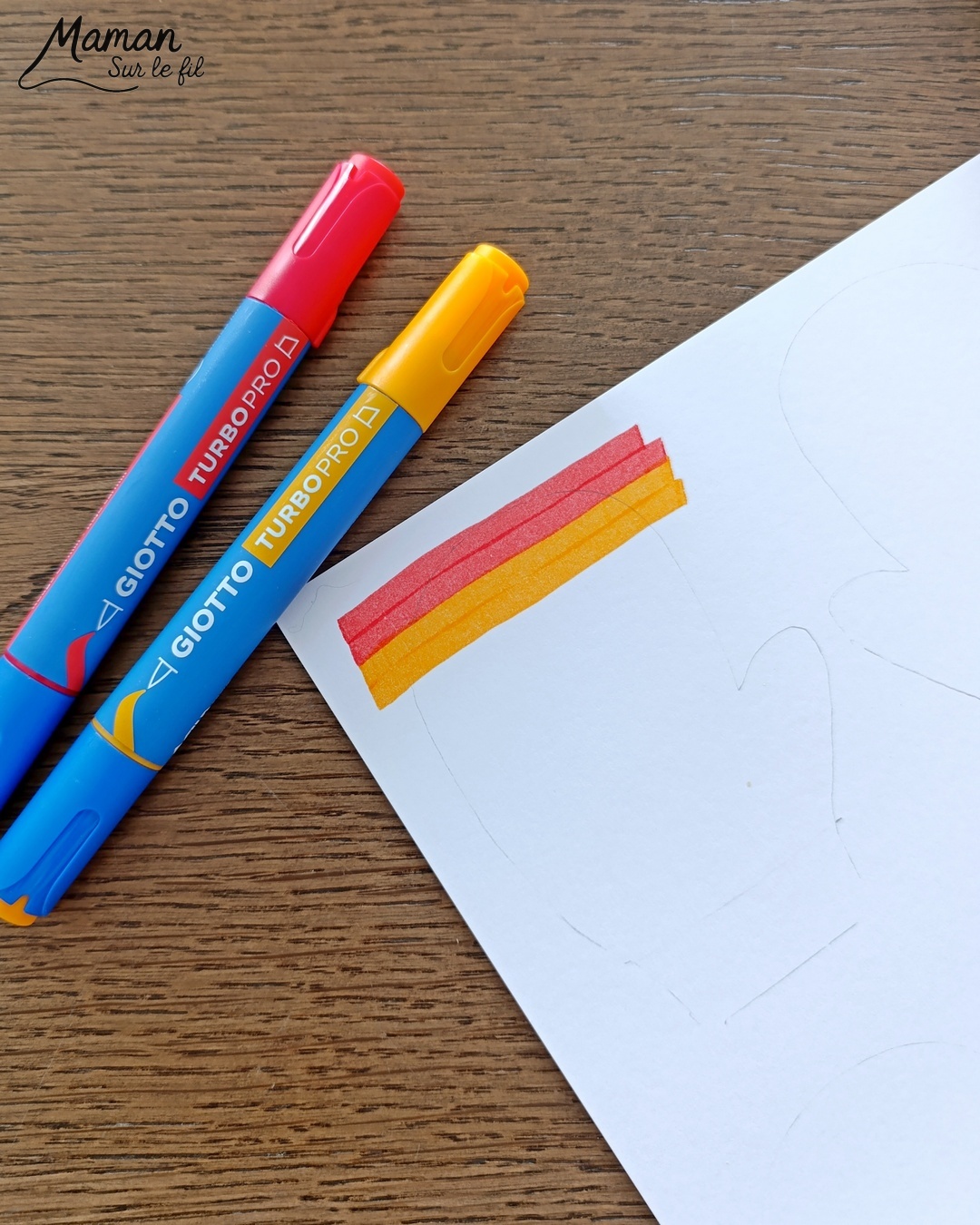 Fabriquer des moufles rayées aux feutres et avec du coton : activité créative et manuelle enfants - Découpage, dessin, graphismes - Tracer des lignes horizontales avec feutres larges style surligneurs - Collage de coton et laine pour relier la paire de moufles - Couleurs Arc-en-ciel ou hivernales - Bricolage et décoration DIY et facile - Bricolage Fait maison, décoration - Thème hiver, froid, neige, montagne, vêtements - Bricolage sympa et facile - Arts visuels Maternelle et cycle 2 - Maternelle et élémentaire - Créativité - Cycle 1 ou 2 - tutoriel photos - mslf