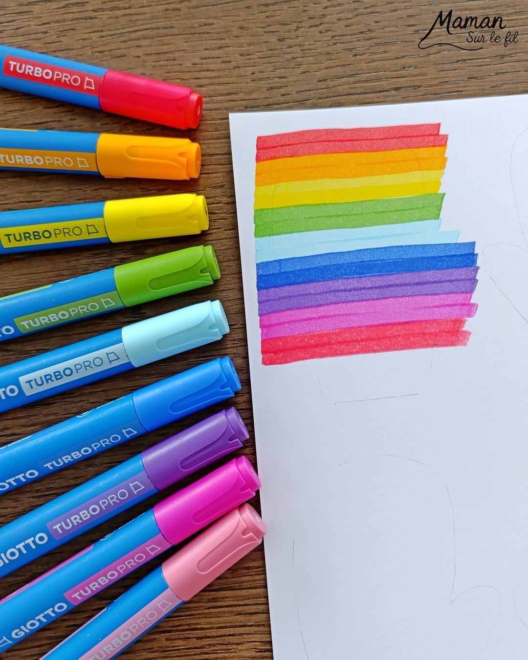 Fabriquer des moufles rayées aux feutres et avec du coton : activité créative et manuelle enfants - Découpage, dessin, graphismes - Tracer des lignes horizontales avec feutres larges style surligneurs - Collage de coton et laine pour relier la paire de moufles - Couleurs Arc-en-ciel ou hivernales - Bricolage et décoration DIY et facile - Bricolage Fait maison, décoration - Thème hiver, froid, neige, montagne, vêtements - Bricolage sympa et facile - Arts visuels Maternelle et cycle 2 - Maternelle et élémentaire - Créativité - Cycle 1 ou 2 - tutoriel photos - mslf