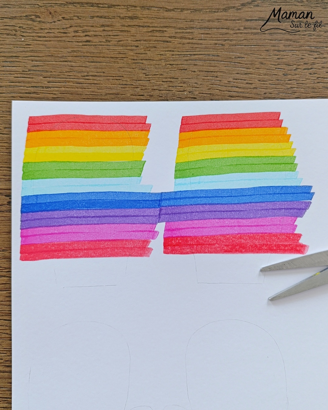 Fabriquer des moufles rayées aux feutres et avec du coton : activité créative et manuelle enfants - Découpage, dessin, graphismes - Tracer des lignes horizontales avec feutres larges style surligneurs - Collage de coton et laine pour relier la paire de moufles - Couleurs Arc-en-ciel ou hivernales - Bricolage et décoration DIY et facile - Bricolage Fait maison, décoration - Thème hiver, froid, neige, montagne, vêtements - Bricolage sympa et facile - Arts visuels Maternelle et cycle 2 - Maternelle et élémentaire - Créativité - Cycle 1 ou 2 - tutoriel photos - mslf