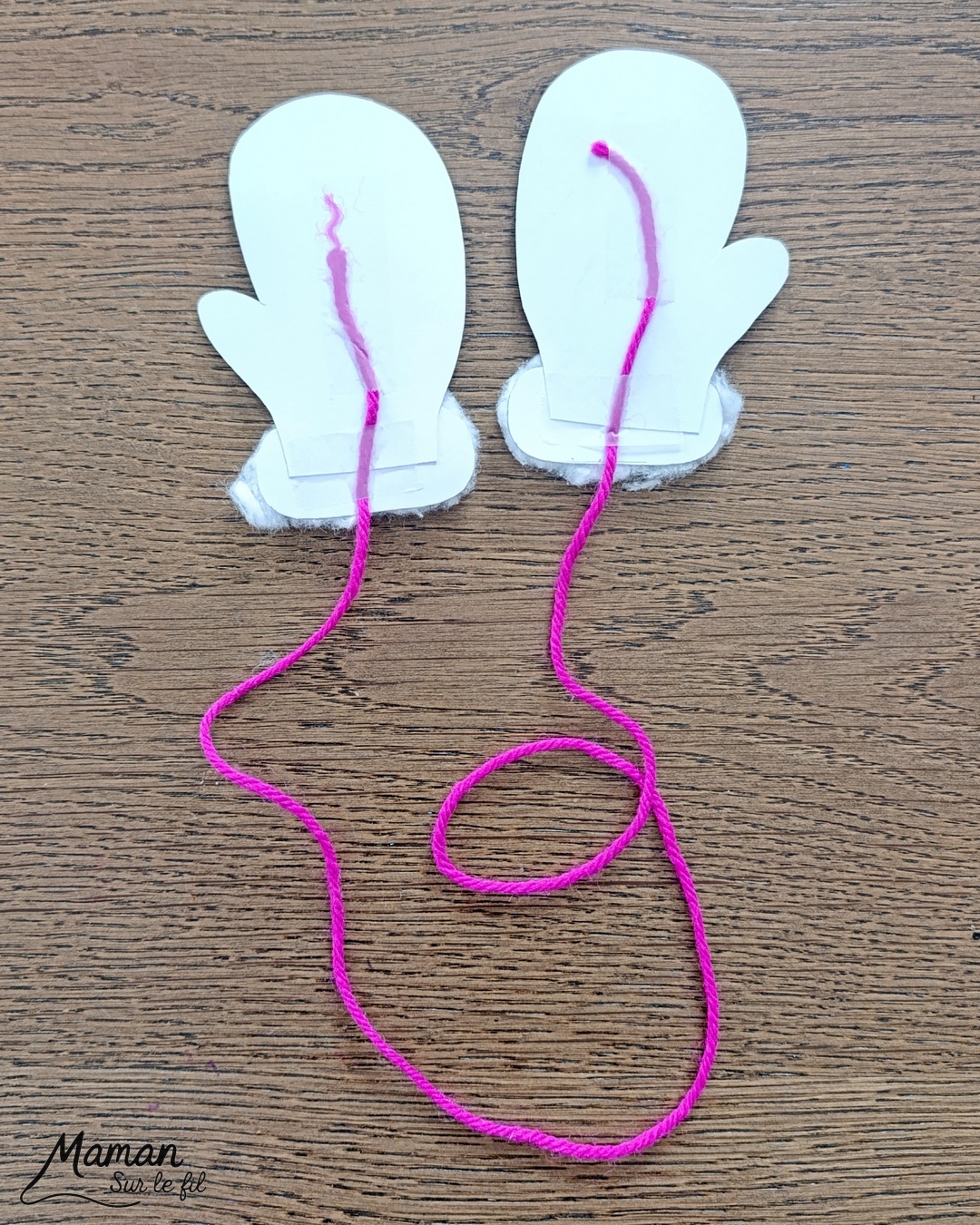 Fabriquer des moufles rayées aux feutres et avec du coton : activité créative et manuelle enfants - Découpage, dessin, graphismes - Tracer des lignes horizontales avec feutres larges style surligneurs - Collage de coton et laine pour relier la paire de moufles - Couleurs Arc-en-ciel ou hivernales - Bricolage et décoration DIY et facile - Bricolage Fait maison, décoration - Thème hiver, froid, neige, montagne, vêtements - Bricolage sympa et facile - Arts visuels Maternelle et cycle 2 - Maternelle et élémentaire - Créativité - Cycle 1 ou 2 - tutoriel photos - mslf