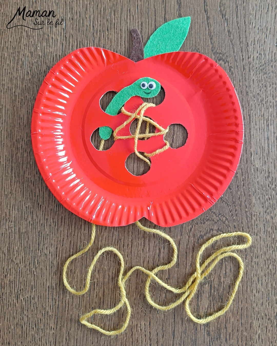 Fabriquer une pomme rouge avec son ver à lacer : activité créative, récup' et manuelle enfants - Pomme avec une assiette en carton et de la feutrine - Découpage des trous au cutter - Ver en feutrine et laine - Lacer le fil ne passer le ver dans les trous - Travail de la motricité fine et de la coordination Oeil - main - Jeu DIY - Bricolage et décoration DIY et facile - Bricolage Fait maison, décoration - Thème pommes, fruits et légumes, potager, verger, automne, insectes et petites bêtes, printemps - Bricolage sympa et facile - Arts visuels Maternelle et cycle 2 - Maternelle et élémentaire - Créativité - Cycle 1 ou 2 - tutoriel photos et vidéo - mslf