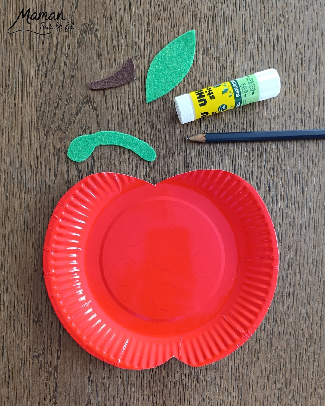 Fabriquer une pomme rouge avec son ver à lacer : activité créative, récup' et manuelle enfants - Pomme avec une assiette en carton et de la feutrine - Découpage des trous au cutter - Ver en feutrine et laine - Lacer le fil ne passer le ver dans les trous - Travail de la motricité fine et de la coordination Oeil - main - Jeu DIY - Bricolage et décoration DIY et facile - Bricolage Fait maison, décoration - Thème pommes, fruits et légumes, potager, verger, automne, insectes et petites bêtes, printemps - Bricolage sympa et facile - Arts visuels Maternelle et cycle 2 - Maternelle et élémentaire - Créativité - Cycle 1 ou 2 - tutoriel photos et vidéo - mslf