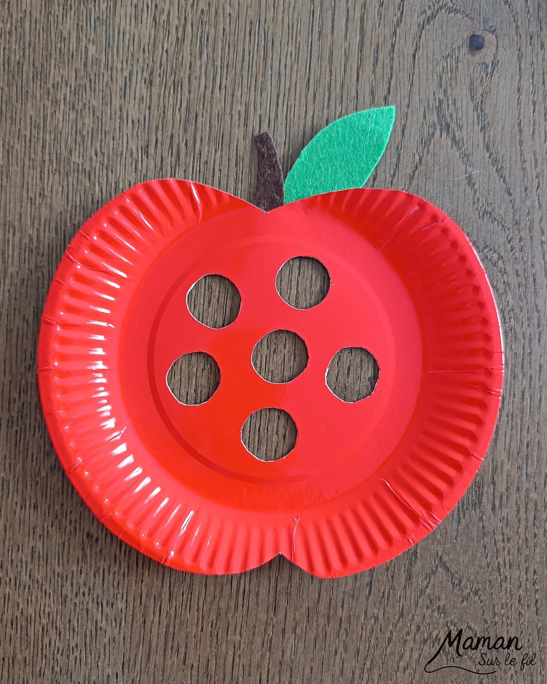 Fabriquer une pomme rouge avec son ver à lacer : activité créative, récup' et manuelle enfants - Pomme avec une assiette en carton et de la feutrine - Découpage des trous au cutter - Ver en feutrine et laine - Lacer le fil ne passer le ver dans les trous - Travail de la motricité fine et de la coordination Oeil - main - Jeu DIY - Bricolage et décoration DIY et facile - Bricolage Fait maison, décoration - Thème pommes, fruits et légumes, potager, verger, automne, insectes et petites bêtes, printemps - Bricolage sympa et facile - Arts visuels Maternelle et cycle 2 - Maternelle et élémentaire - Créativité - Cycle 1 ou 2 - tutoriel photos et vidéo - mslf