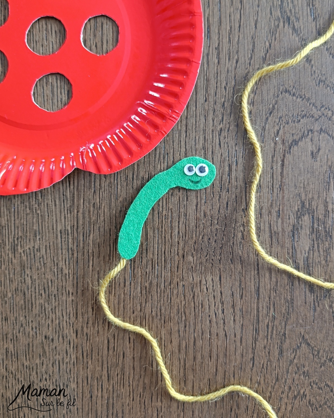 Fabriquer une pomme rouge avec son ver à lacer : activité créative, récup' et manuelle enfants - Pomme avec une assiette en carton et de la feutrine - Découpage des trous au cutter - Ver en feutrine et laine - Lacer le fil ne passer le ver dans les trous - Travail de la motricité fine et de la coordination Oeil - main - Jeu DIY - Bricolage et décoration DIY et facile - Bricolage Fait maison, décoration - Thème pommes, fruits et légumes, potager, verger, automne, insectes et petites bêtes, printemps - Bricolage sympa et facile - Arts visuels Maternelle et cycle 2 - Maternelle et élémentaire - Créativité - Cycle 1 ou 2 - tutoriel photos et vidéo - mslf