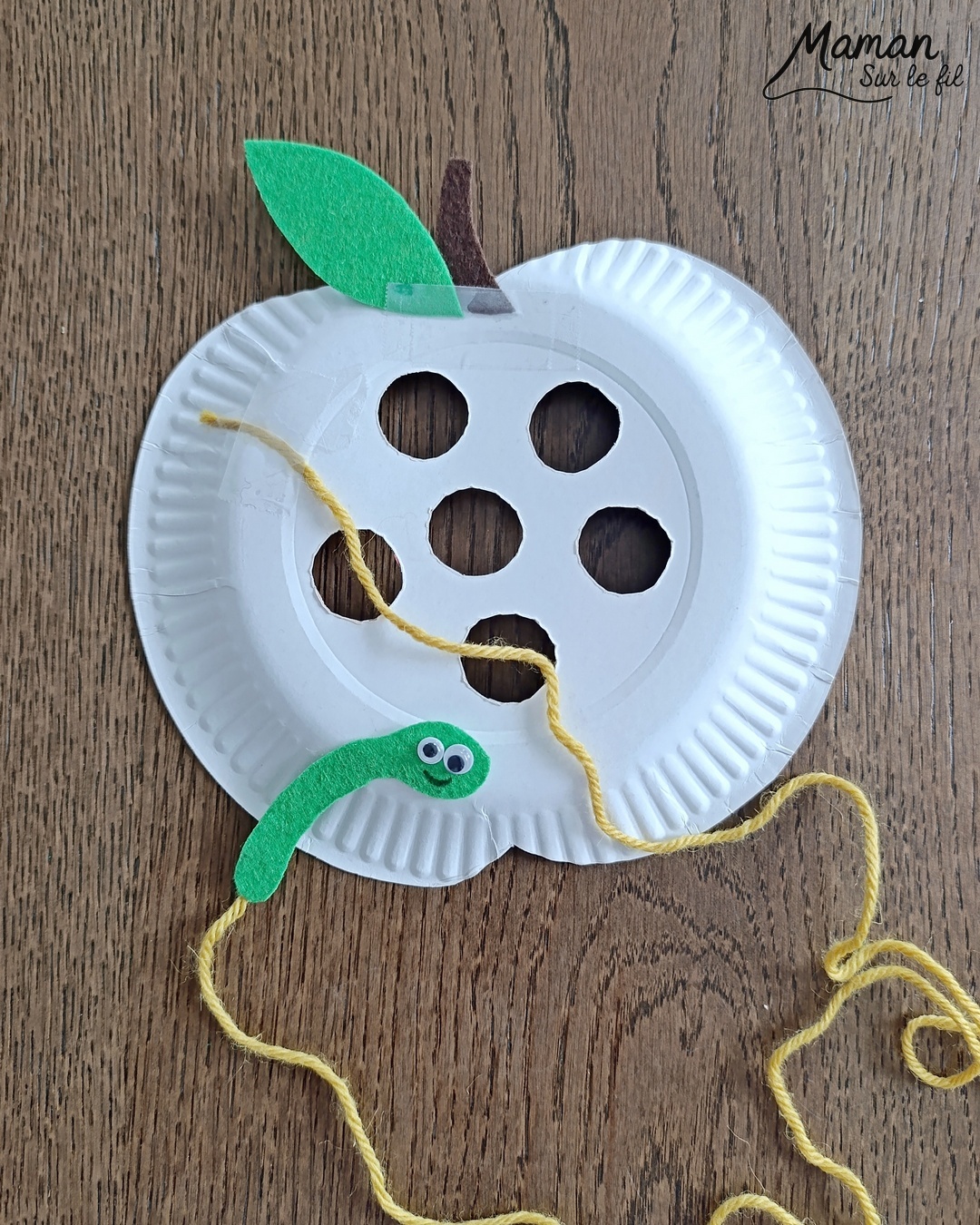 Fabriquer une pomme rouge avec son ver à lacer : activité créative, récup' et manuelle enfants - Pomme avec une assiette en carton et de la feutrine - Découpage des trous au cutter - Ver en feutrine et laine - Lacer le fil ne passer le ver dans les trous - Travail de la motricité fine et de la coordination Oeil - main - Jeu DIY - Bricolage et décoration DIY et facile - Bricolage Fait maison, décoration - Thème pommes, fruits et légumes, potager, verger, automne, insectes et petites bêtes, printemps - Bricolage sympa et facile - Arts visuels Maternelle et cycle 2 - Maternelle et élémentaire - Créativité - Cycle 1 ou 2 - tutoriel photos et vidéo - mslf