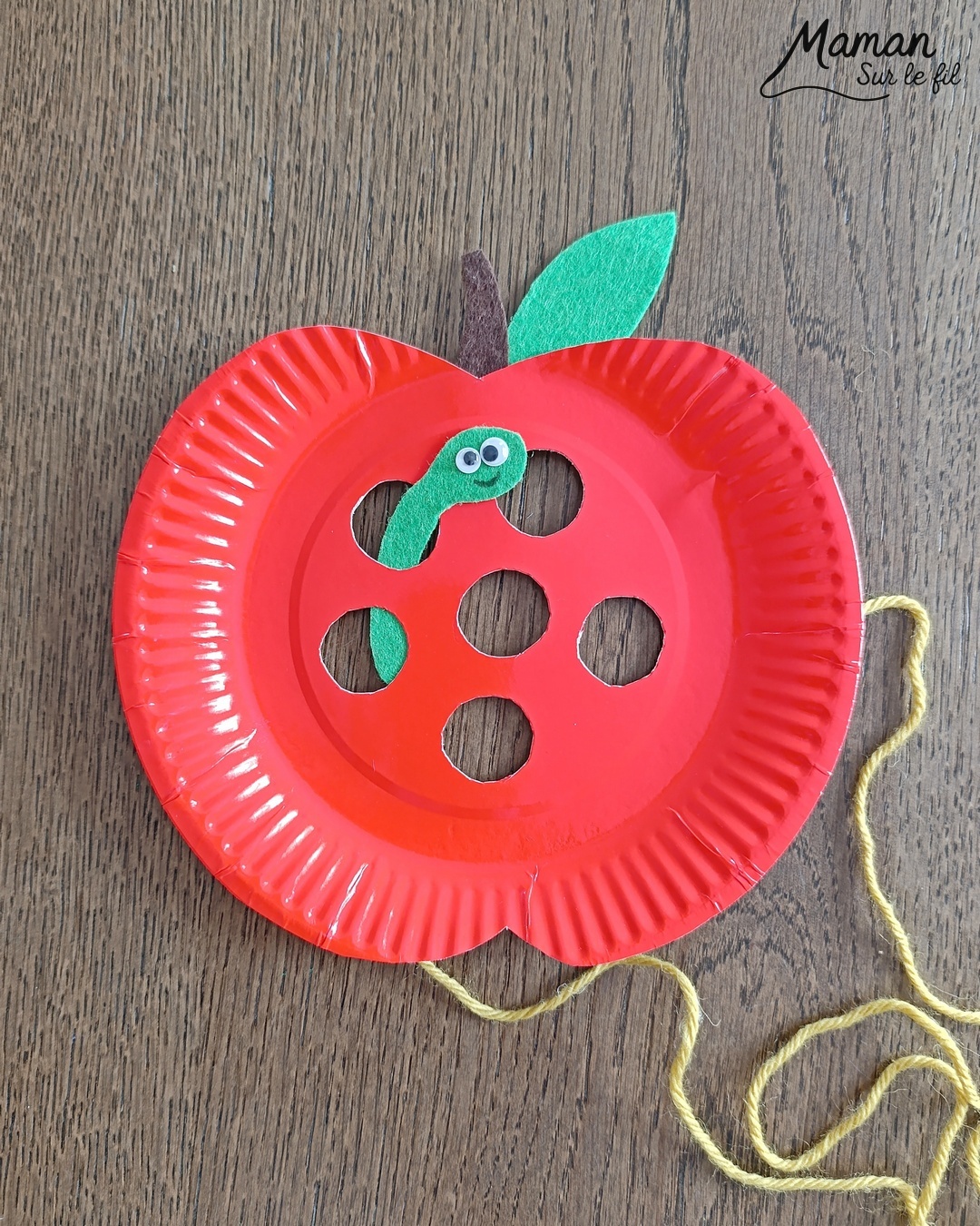 Fabriquer une pomme rouge avec son ver à lacer : activité créative, récup' et manuelle enfants - Pomme avec une assiette en carton et de la feutrine - Découpage des trous au cutter - Ver en feutrine et laine - Lacer le fil ne passer le ver dans les trous - Travail de la motricité fine et de la coordination Oeil - main - Jeu DIY - Bricolage et décoration DIY et facile - Bricolage Fait maison, décoration - Thème pommes, fruits et légumes, potager, verger, automne, insectes et petites bêtes, printemps - Bricolage sympa et facile - Arts visuels Maternelle et cycle 2 - Maternelle et élémentaire - Créativité - Cycle 1 ou 2 - tutoriel photos et vidéo - mslf