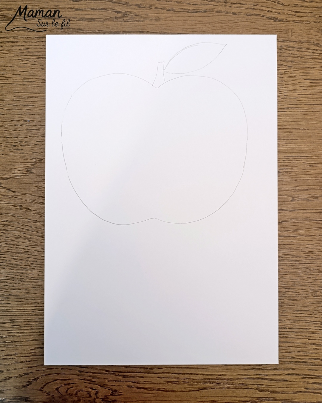 Dessiner et colorier une pomme graphique et son cadre en laine : activité créative, dessin, motricité fine et manuelle enfants - Dessin de la pomme et des graphismes intérieurs au feutre noir - Coloriage aux couleurs des pommes : jaune, vert et rouge - Découpage et collage sur fond noir pour contraste - Cadre tissé en laine rouge - Bricolage et décoration DIY et facile - Bricolage Fait maison, décoration - Création façon art thérapie ou zen art - Thème pommes, fruits et légumes, potager, verger, automne - Bricolage sympa et facile - Arts visuels Maternelle et cycle 2 - Maternelle et élémentaire - Créativité - Cycle 1 ou 2 - tutoriel photos - mslf