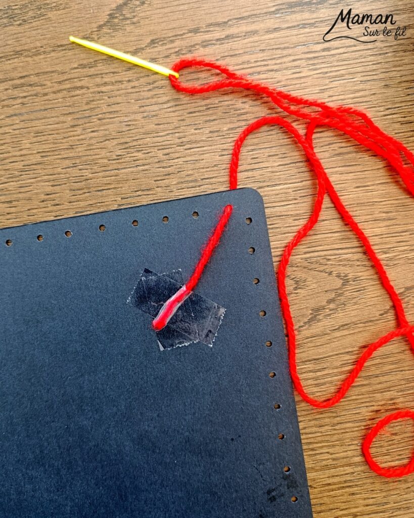 Dessiner et colorier une pomme graphique et son cadre en laine : activité créative, dessin, motricité fine et manuelle enfants - Dessin de la pomme et des graphismes intérieurs au feutre noir - Coloriage aux couleurs des pommes : jaune, vert et rouge - Découpage et collage sur fond noir pour contraste - Cadre tissé en laine rouge - Bricolage et décoration DIY et facile - Bricolage Fait maison, décoration - Création façon art thérapie ou zen art - Thème pommes, fruits et légumes, potager, verger, automne - Bricolage sympa et facile - Arts visuels Maternelle et cycle 2 - Maternelle et élémentaire - Créativité - Cycle 1 ou 2 - tutoriel photos - mslf