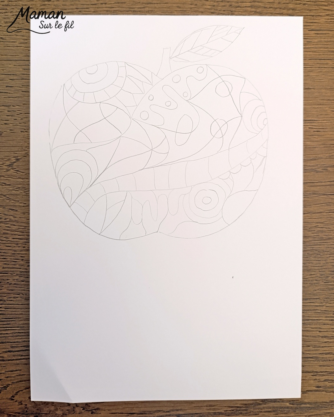 Dessiner et colorier une pomme graphique et son cadre en laine : activité créative, dessin, motricité fine et manuelle enfants - Dessin de la pomme et des graphismes intérieurs au feutre noir - Coloriage aux couleurs des pommes : jaune, vert et rouge - Découpage et collage sur fond noir pour contraste - Cadre tissé en laine rouge - Bricolage et décoration DIY et facile - Bricolage Fait maison, décoration - Création façon art thérapie ou zen art - Thème pommes, fruits et légumes, potager, verger, automne - Bricolage sympa et facile - Arts visuels Maternelle et cycle 2 - Maternelle et élémentaire - Créativité - Cycle 1 ou 2 - tutoriel photos - mslf