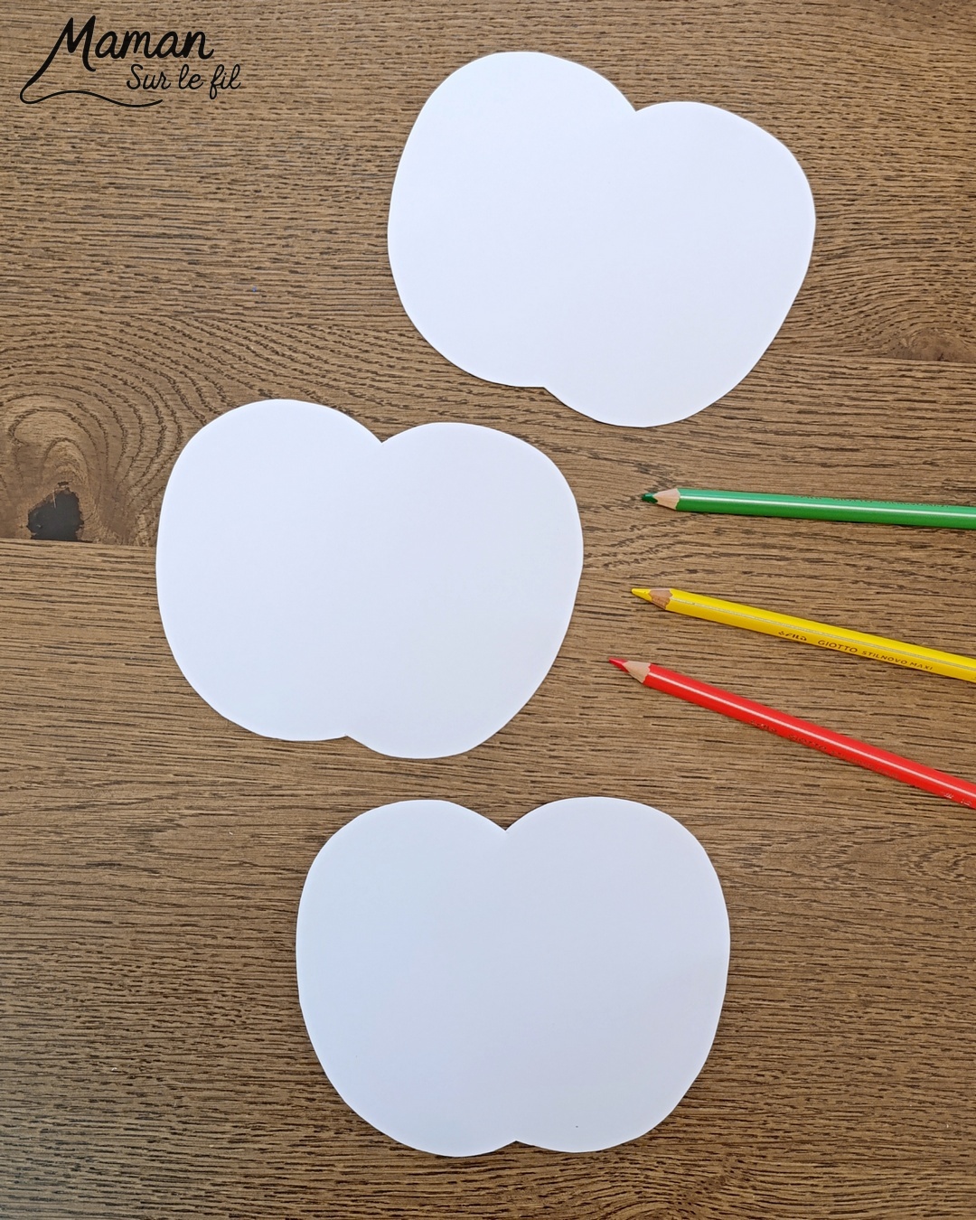 Créer des pommes en mosaïque de papier déchiré : activité créative, papier et manuelle enfants - Découpage des pommes, coloriage aux crayons de couleur - Déchirer du papier - Collage façon mosaïque - Récup' de carton pour la tige - Tête et visage mignon et rigolo - Perforatrice de ronds - Bricolage et décoration DIY et facile - Bricolage Fait maison, décoration - Thème pommes, fruits et légumes, potager, verger, automne - Bricolage sympa et facile - Arts visuels Maternelle et cycle 2 - Maternelle et élémentaire - Créativité - Cycle 1 ou 2 - tutoriel photos - mslf