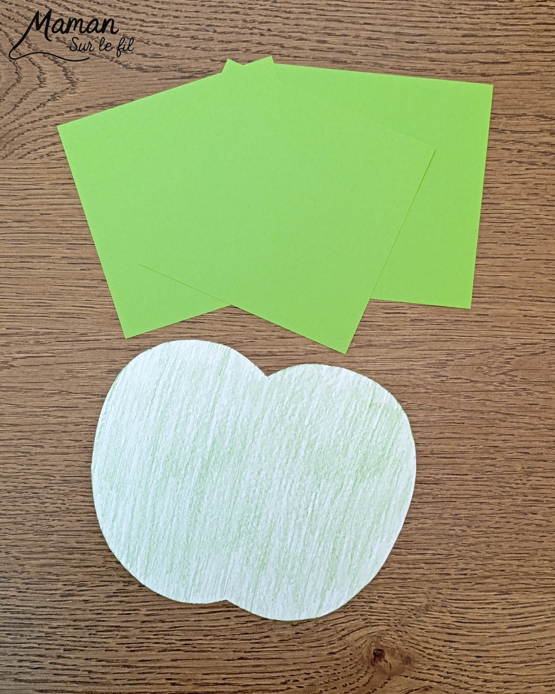 Créer des pommes en mosaïque de papier déchiré : activité créative, papier et manuelle enfants - Découpage des pommes, coloriage aux crayons de couleur - Déchirer du papier - Collage façon mosaïque - Récup' de carton pour la tige - Tête et visage mignon et rigolo - Perforatrice de ronds - Bricolage et décoration DIY et facile - Bricolage Fait maison, décoration - Thème pommes, fruits et légumes, potager, verger, automne - Bricolage sympa et facile - Arts visuels Maternelle et cycle 2 - Maternelle et élémentaire - Créativité - Cycle 1 ou 2 - tutoriel photos - mslf