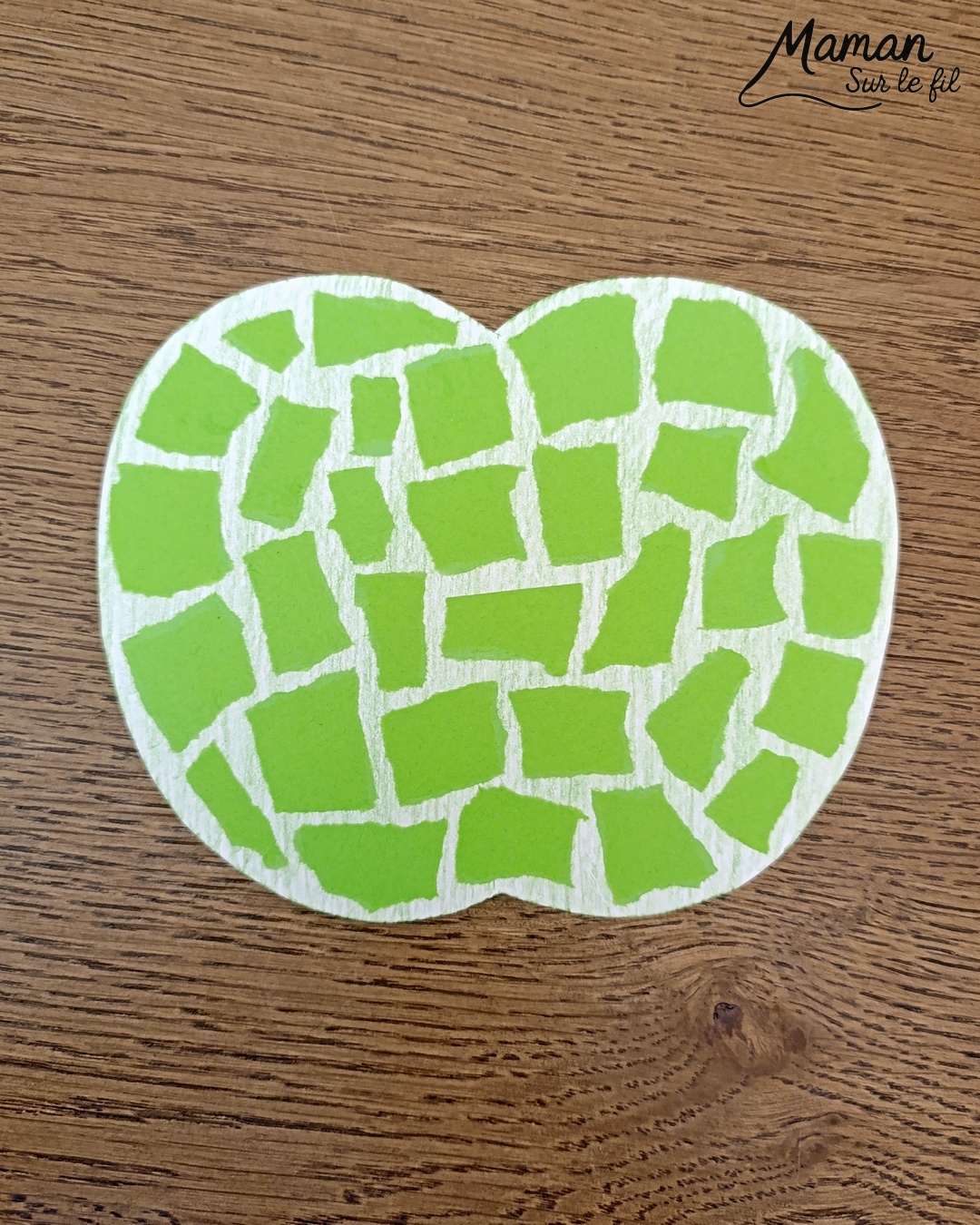 Créer des pommes en mosaïque de papier déchiré : activité créative, papier et manuelle enfants - Découpage des pommes, coloriage aux crayons de couleur - Déchirer du papier - Collage façon mosaïque - Récup' de carton pour la tige - Tête et visage mignon et rigolo - Perforatrice de ronds - Bricolage et décoration DIY et facile - Bricolage Fait maison, décoration - Thème pommes, fruits et légumes, potager, verger, automne - Bricolage sympa et facile - Arts visuels Maternelle et cycle 2 - Maternelle et élémentaire - Créativité - Cycle 1 ou 2 - tutoriel photos - mslf