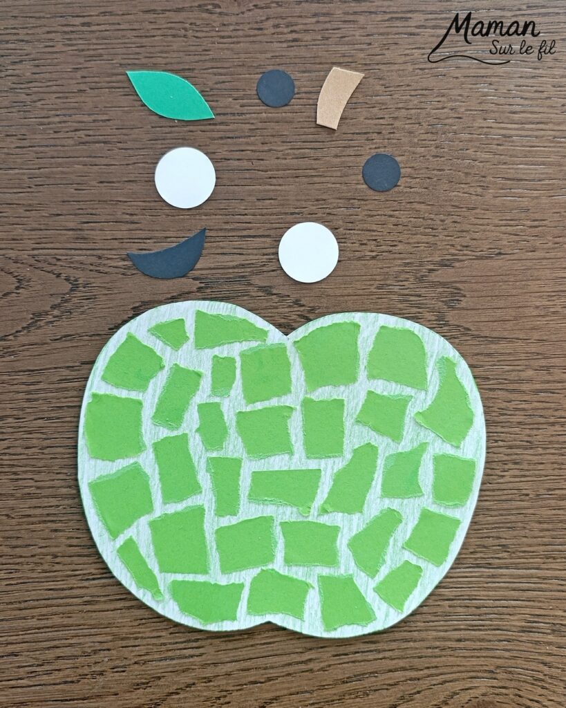 Créer des pommes en mosaïque de papier déchiré : activité créative, papier et manuelle enfants - Découpage des pommes, coloriage aux crayons de couleur - Déchirer du papier - Collage façon mosaïque - Récup' de carton pour la tige - Tête et visage mignon et rigolo - Perforatrice de ronds - Bricolage et décoration DIY et facile - Bricolage Fait maison, décoration - Thème pommes, fruits et légumes, potager, verger, automne - Bricolage sympa et facile - Arts visuels Maternelle et cycle 2 - Maternelle et élémentaire - Créativité - Cycle 1 ou 2 - tutoriel photos - mslf