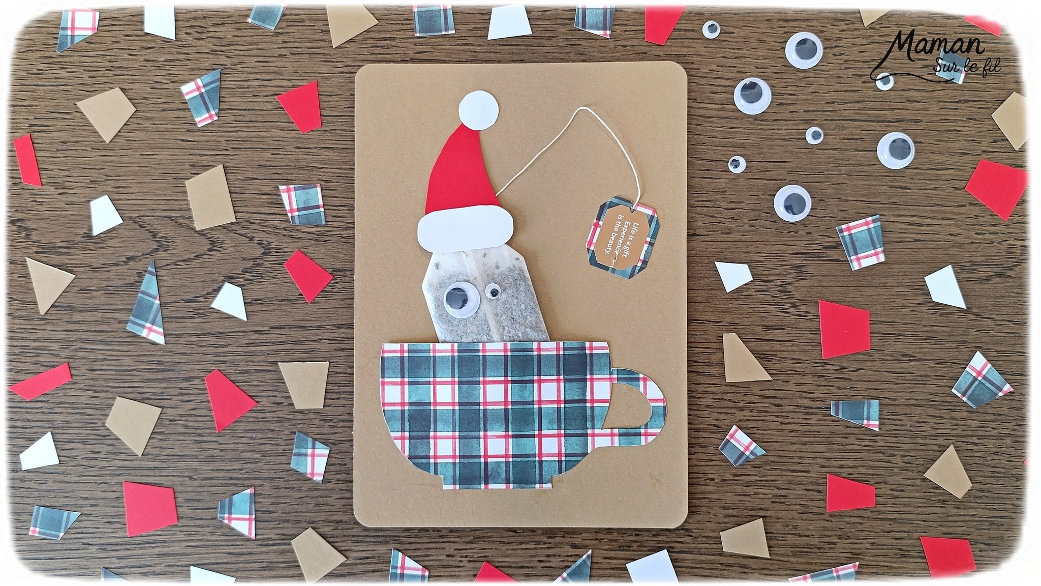 Créer une carte Tasse et Sachet de thé de Noël : activité créative et manuelle enfants - Imaginer une carte de Noël rigolote avec un sachet de thé - Découpage, collage de papier à motifs - Yeux mobiles et bonnet de Noël pour un visage mignon et rigolo du sachet de thé - Carte, cadeau DIY, Fait maison à offrir pour les fêtes de fin d'année - Bricolage et décoration DIY et facile - Bricolage Fait maison, décoration - Thème Noël, fêtes de fin d'année, hiver, boissons chaudes - Bricolage sympa et facile - Arts visuels Maternelle et cycle 2 - Maternelle et élémentaire - Créativité - Cycle 1 ou 2 - tutoriel photos - mslf