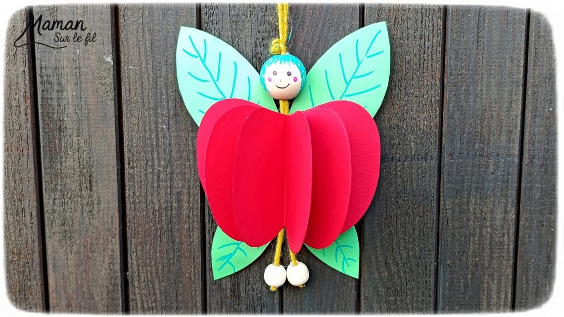 Fabriquer une fée pomme à suspendre : activité créative, papier et manuelle enfants - Pomme en volume en découpant et collant plusieurs pommes - Découpage, collage - Tête et pieds avec des perles en bois - Suspension avec un morceau de laine - Ailes de la fée comme des feuilles - Bricolage et décoration DIY et facile - Bricolage Fait maison, décoration - Thème pommes, fruits et légumes, potager, verger, automne, printemps, créatures légendaires, imaginaires, fées - Bricolage sympa et facile - Arts visuels Maternelle et cycle 2 - Maternelle et élémentaire - Créativité - Cycle 1 ou 2 - tutoriel photos - mslf
