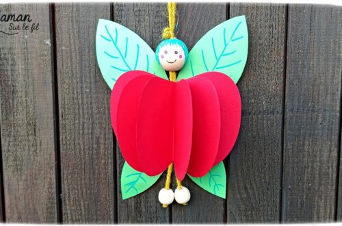 Fabriquer une fée pomme à suspendre : activité créative, papier et manuelle enfants - Pomme en volume en découpant et collant plusieurs pommes - Découpage, collage - Tête et pieds avec des perles en bois - Suspension avec un morceau de laine - Ailes de la fée comme des feuilles - Bricolage et décoration DIY et facile - Bricolage Fait maison, décoration - Thème pommes, fruits et légumes, potager, verger, automne, printemps, créatures légendaires, imaginaires, fées - Bricolage sympa et facile - Arts visuels Maternelle et cycle 2 - Maternelle et élémentaire - Créativité - Cycle 1 ou 2 - tutoriel photos - mslf