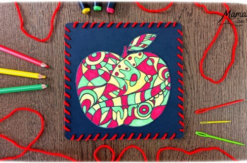 Dessiner et colorier une pomme graphique et son cadre en laine : activité créative, dessin, motricité fine et manuelle enfants - Dessin de la pomme et des graphismes intérieurs au feutre noir - Coloriage aux couleurs des pommes : jaune, vert et rouge - Découpage et collage sur fond noir pour contraste - Cadre tissé en laine rouge - Bricolage et décoration DIY et facile - Bricolage Fait maison, décoration - Création façon art thérapie ou zen art - Thème pommes, fruits et légumes, potager, verger, automne - Bricolage sympa et facile - Arts visuels Maternelle et cycle 2 - Maternelle et élémentaire - Créativité - Cycle 1 ou 2 - tutoriel photos - mslf