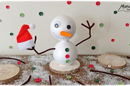 Fabriquer un bonhomme de neige avec des boules de polystyrène : activité créative et manuelle enfants - Le tutoriel et le matériel créatif vient de chez 10 Doigts - Pâte Effet neige, rondin de bois, collage - Bras branches en fils chenille - Gros yeux pour visage rigolo - Bonnet de Noël - Bricolage et décoration DIY - Bricolage Fait maison, décoration - Kit tout compris - Thème Hiver, froid, neige, Noël - Bricolage sympa et facile - Arts visuels Maternelle et cycle 2 - Maternelle et élémentaire - Créativité - Cycle 1 ou 2 - tutoriel photos - mslf