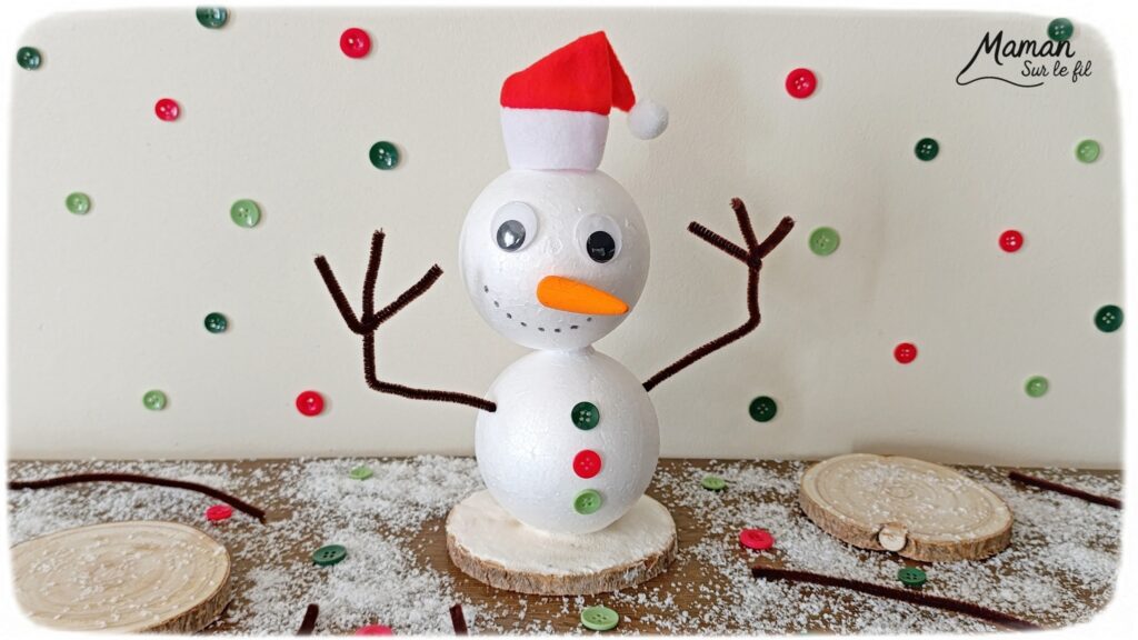 Fabriquer un bonhomme de neige avec des boules de polystyrène : activité créative et manuelle enfants - Le tutoriel et le matériel créatif vient de chez 10 Doigts - Pâte Effet neige, rondin de bois, collage - Bras branches en fils chenille - Gros yeux pour visage rigolo - Bonnet de Noël - Bricolage et décoration DIY - Bricolage Fait maison, décoration - Kit tout compris - Thème Hiver, froid, neige, Noël - Bricolage sympa et facile - Arts visuels Maternelle et cycle 2 - Maternelle et élémentaire - Créativité - Cycle 1 ou 2 - tutoriel photos - mslf