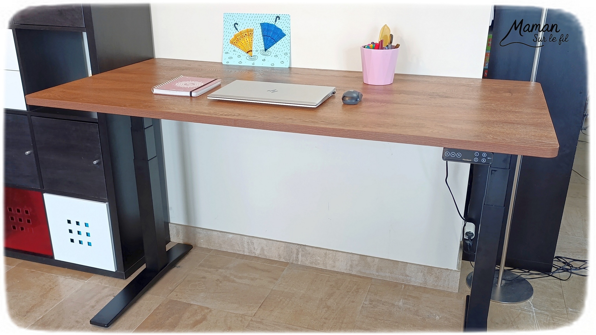 Mon nouveau coin bureau avec Flexispot : mon quotidien d'autoentrepreneur - Bureau assis debout ultra flexible E7 Pro avec pieds noirs et plateau Rotin brun pour associer à ma table à manger - Chaise ergonomique avec coussin confort Nuage - Bureau parfait pour alterner travail sur ordinateur et activités créatives - Parfait pour les personnes de petites et grandes tailles et pour les maux de dos - Etre à son compte, télétravail - Avis - mslf
