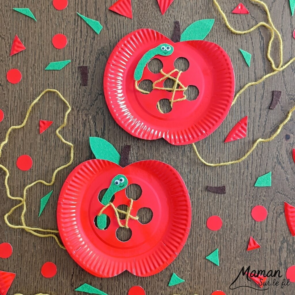 Fabriquer une pomme rouge avec son ver à lacer : activité créative, récup' et manuelle enfants - Pomme avec une assiette en carton et de la feutrine - Découpage des trous au cutter - Ver en feutrine et laine - Lacer le fil ne passer le ver dans les trous - Travail de la motricité fine et de la coordination Oeil - main - Jeu DIY - Bricolage et décoration DIY et facile - Bricolage Fait maison, décoration - Thème pommes, fruits et légumes, potager, verger, automne, insectes et petites bêtes, printemps - Bricolage sympa et facile - Arts visuels Maternelle et cycle 2 - Maternelle et élémentaire - Créativité - Cycle 1 ou 2 - tutoriel photos et vidéo - mslf
