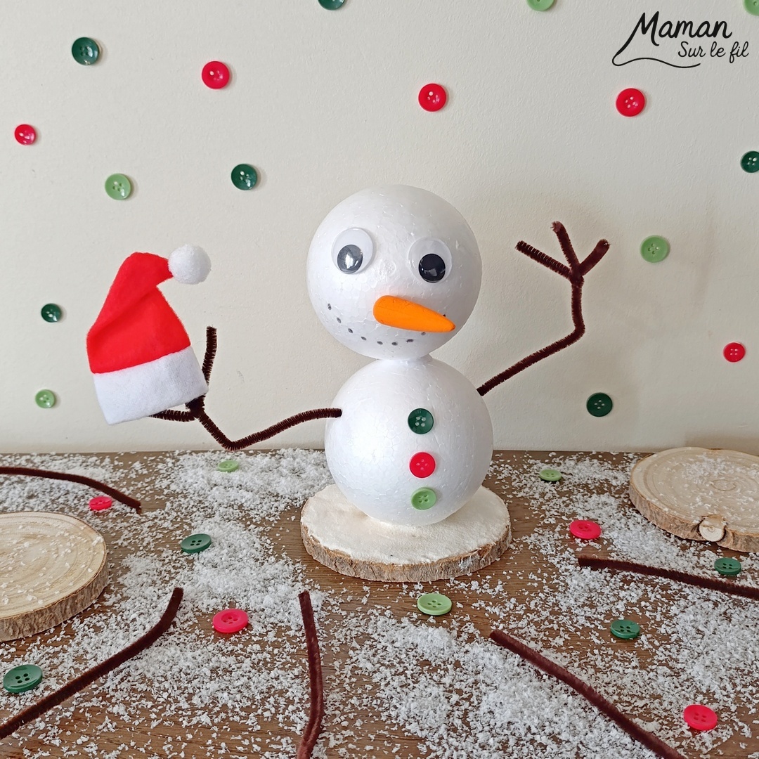 Fabriquer un bonhomme de neige avec des boules de polystyrène : activité créative et manuelle enfants - Le tutoriel et le matériel créatif vient de chez 10 Doigts - Pâte Effet neige, rondin de bois, collage - Bras branches en fils chenille - Gros yeux pour visage rigolo - Bonnet de Noël - Bricolage et décoration DIY - Bricolage Fait maison, décoration - Kit tout compris - Thème Hiver, froid, neige, Noël - Bricolage sympa et facile - Arts visuels Maternelle et cycle 2 - Maternelle et élémentaire - Créativité - Cycle 1 ou 2 - tutoriel photos - mslf
