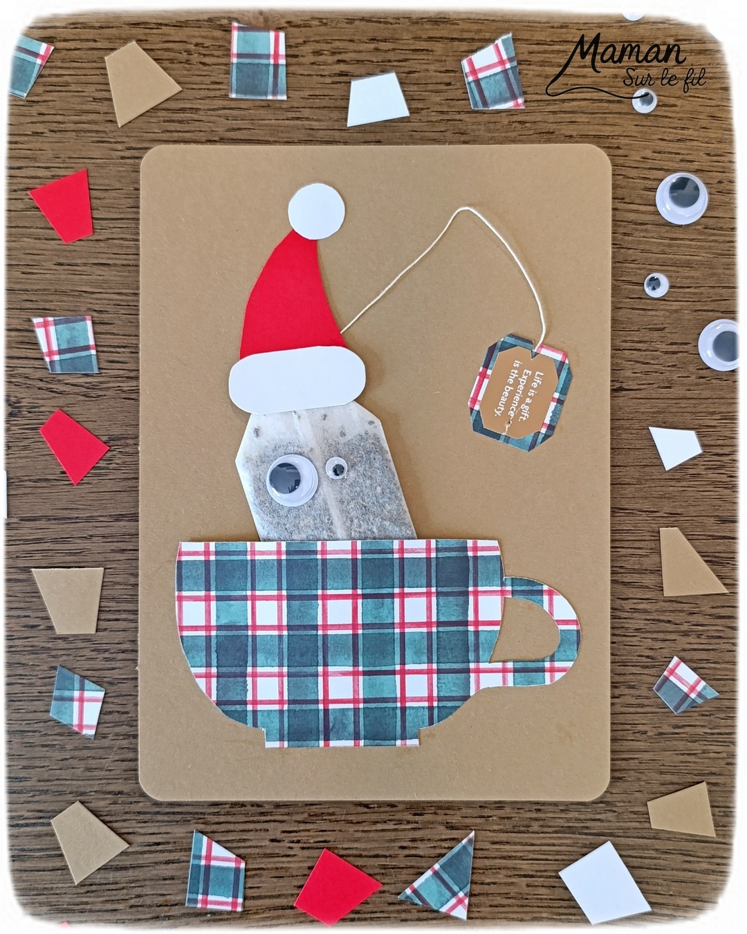 Créer une carte Tasse et Sachet de thé de Noël : activité créative et manuelle enfants - Imaginer une carte de Noël rigolote avec un sachet de thé - Découpage, collage de papier à motifs - Yeux mobiles et bonnet de Noël pour un visage mignon et rigolo du sachet de thé - Carte, cadeau DIY, Fait maison à offrir pour les fêtes de fin d'année - Bricolage et décoration DIY et facile - Bricolage Fait maison, décoration - Thème Noël, fêtes de fin d'année, hiver, boissons chaudes - Bricolage sympa et facile - Arts visuels Maternelle et cycle 2 - Maternelle et élémentaire - Créativité - Cycle 1 ou 2 - tutoriel photos - mslf