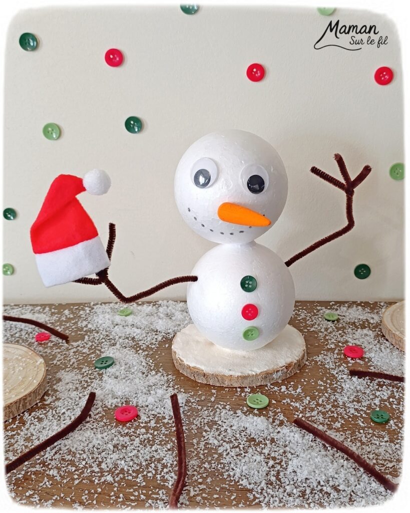 Fabriquer un bonhomme de neige avec des boules de polystyrène : activité créative et manuelle enfants - Le tutoriel et le matériel créatif vient de chez 10 Doigts - Pâte Effet neige, rondin de bois, collage - Bras branches en fils chenille - Gros yeux pour visage rigolo - Bonnet de Noël - Bricolage et décoration DIY - Bricolage Fait maison, décoration - Kit tout compris - Thème Hiver, froid, neige, Noël - Bricolage sympa et facile - Arts visuels Maternelle et cycle 2 - Maternelle et élémentaire - Créativité - Cycle 1 ou 2 - tutoriel photos - mslf
