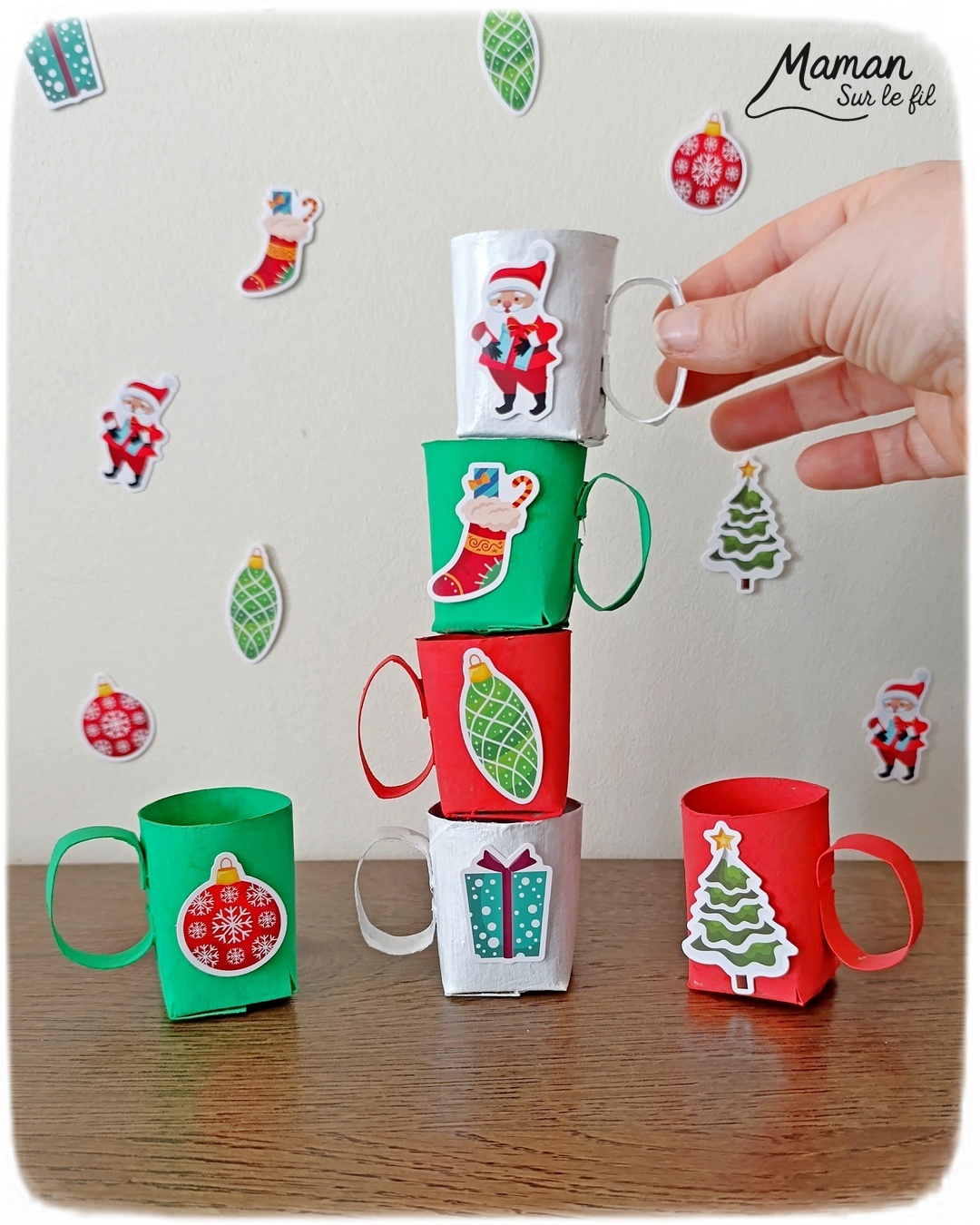 Fabriquer un jeu DIY : les tasses de Noël à empiler : activité créative, récup' et manuelle enfants - Tasses aux couleurs de Noël fabriquées avec des rouleaux de PQ - Recyclage, surcyclage de rouleaux de papier toilette en carton - Peinture, gommettes - - Jeu fait maison - Sens de l'équilibre - Empiler les tasses sans les faire tomber - Vert, rouge, blanc - Bricolage et décoration DIY et facile - Bricolage Fait maison, décoration - Thème Noël, fêtes de fin d'année, hiver, boissons chaudes - Bricolage sympa et facile - Arts visuels Maternelle et cycle 2 - Maternelle et élémentaire - Créativité - Cycle 1 ou 2 - tutoriel photos et vidéo - mslf