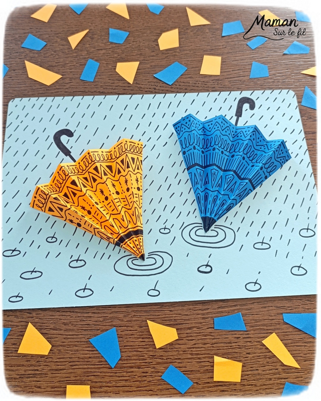 Créer des parapluies graphiques en volume : activité créative, papier et manuelle enfants - Dessin de cercles au compas - Graphismes et dessins noirs pour les décors du parapluie - Découpage et pliage pour l'accordéon - Collage et dessins pour donner l'impression que les parapluies sont posés sous la pluie - Traits obliques - Bricolage et décoration DIY et facile - Bricolage Fait maison, décoration - Thème Météo, Pluie, Nuage, Ciel, Automne - Bricolage sympa et facile - Arts visuels Maternelle et cycle 2 - Maternelle et élémentaire - Créativité - Cycle 1 ou 2 - tutoriel photos - mslf