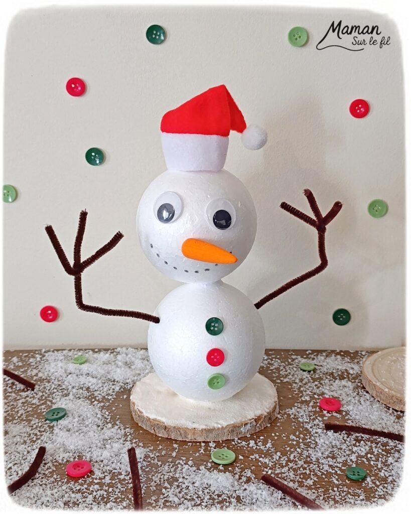Fabriquer un bonhomme de neige avec des boules de polystyrène : activité créative et manuelle enfants - Le tutoriel et le matériel créatif vient de chez 10 Doigts - Pâte Effet neige, rondin de bois, collage - Bras branches en fils chenille - Gros yeux pour visage rigolo - Bonnet de Noël - Bricolage et décoration DIY - Bricolage Fait maison, décoration - Kit tout compris - Thème Hiver, froid, neige, Noël - Bricolage sympa et facile - Arts visuels Maternelle et cycle 2 - Maternelle et élémentaire - Créativité - Cycle 1 ou 2 - tutoriel photos - mslf