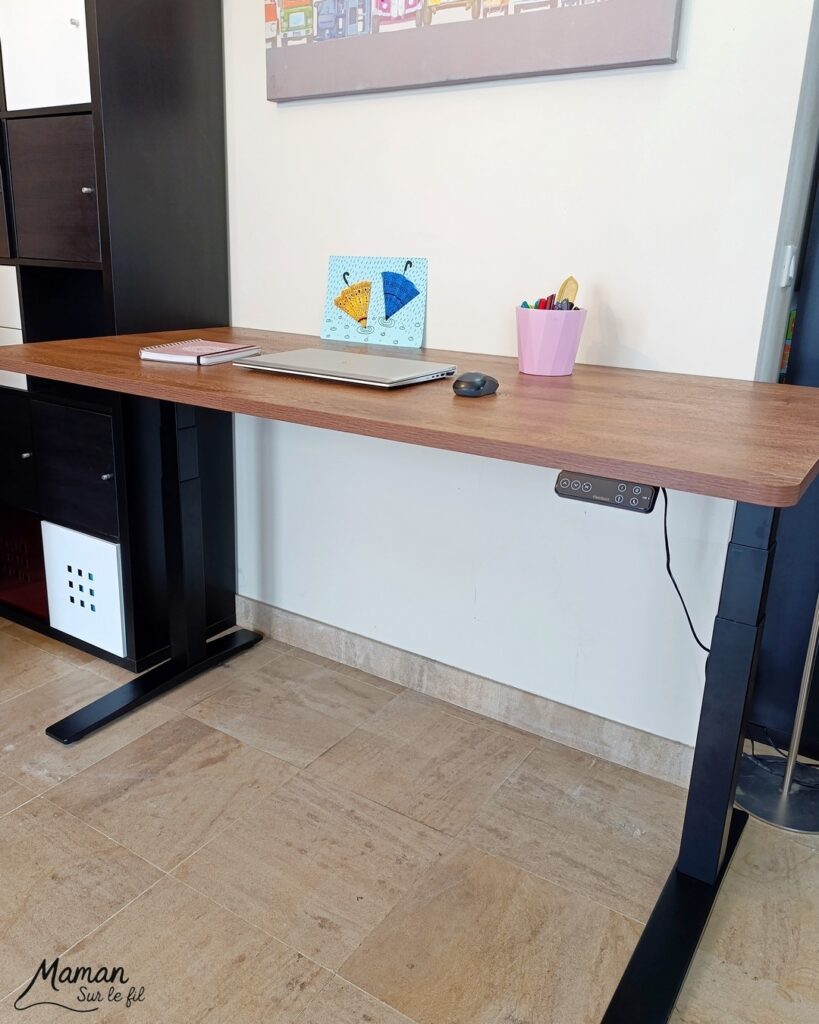 Mon nouveau coin bureau avec Flexispot : mon quotidien d'autoentrepreneur - Bureau assis debout ultra flexible E7 Pro avec pieds noirs et plateau Rotin brun pour associer à ma table à manger - Chaise ergonomique avec coussin confort Nuage - Bureau parfait pour alterner travail sur ordinateur et activités créatives - Parfait pour les personnes de petites et grandes tailles et pour les maux de dos - Etre à son compte, télétravail - Avis - mslf