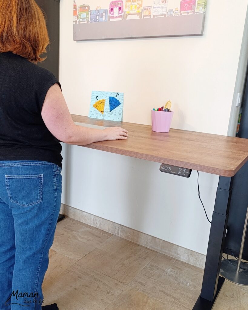 Mon nouveau coin bureau avec Flexispot : mon quotidien d'autoentrepreneur - Bureau assis debout ultra flexible E7 Pro avec pieds noirs et plateau Rotin brun pour associer à ma table à manger - Chaise ergonomique avec coussin confort Nuage - Bureau parfait pour alterner travail sur ordinateur et activités créatives - Parfait pour les personnes de petites et grandes tailles et pour les maux de dos - Etre à son compte, télétravail - Avis - mslf