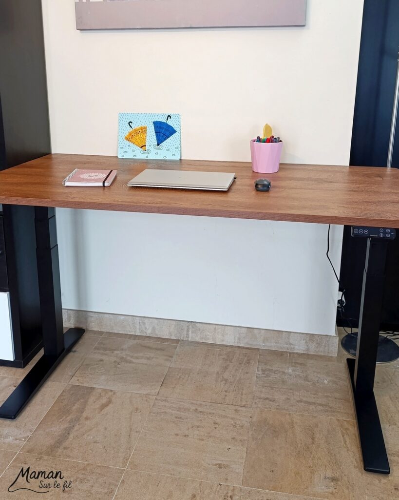 Mon nouveau coin bureau avec Flexispot : mon quotidien d'autoentrepreneur - Bureau assis debout ultra flexible E7 Pro avec pieds noirs et plateau Rotin brun pour associer à ma table à manger - Chaise ergonomique avec coussin confort Nuage - Bureau parfait pour alterner travail sur ordinateur et activités créatives - Parfait pour les personnes de petites et grandes tailles et pour les maux de dos - Etre à son compte, télétravail - Avis - mslf